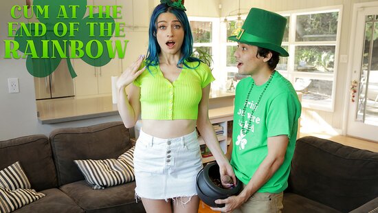 Сестра с синими волосами случайно потрогала большой член брата и захотела сесть на него мокрой киской