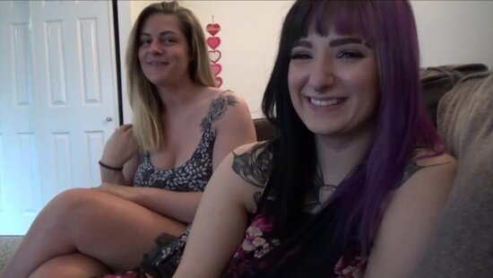 Сводная сестра с яркими волосами вместе с подругой решает насладиться членом своего брата